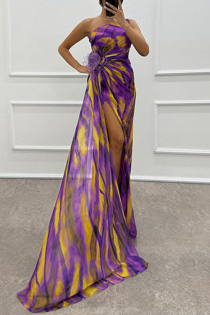 Claudia - Vestido largo sin hombros con estampado de acuarela, rosas de plumas y abertura